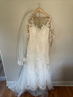 Jacquelin Exclusive Elegant Lace Long-Sleeve Wedding Gown in Ivory 12